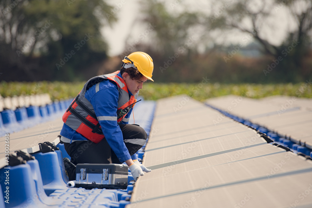 Photovoltaic engineers work on floating photovoltaics. Inspect and repair the solar panel equipment floating on the water. Photovoltaic engineers work on floating photovoltaics. Inspect and repair the solar panel equipment floating on the water.