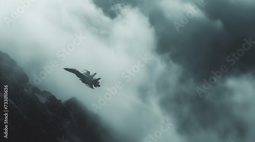 Ein Düsenjäger oder Jet fliegt durch Nebel und Wolken einen Berg hinauf