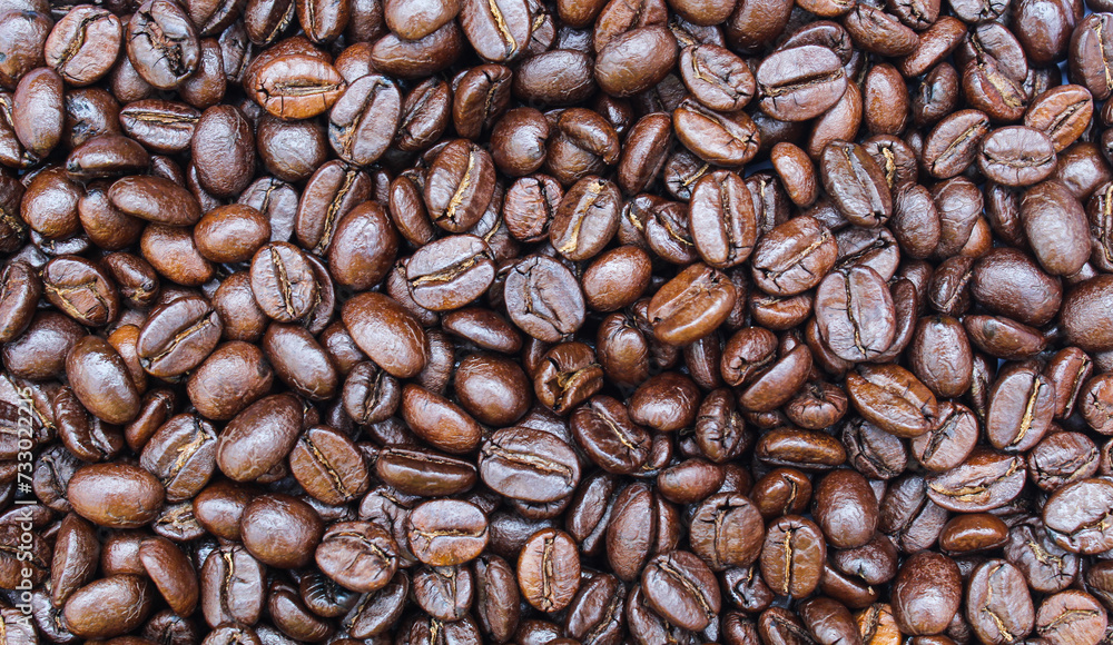 Naklejka premium Roasted coffee beans close-up view 