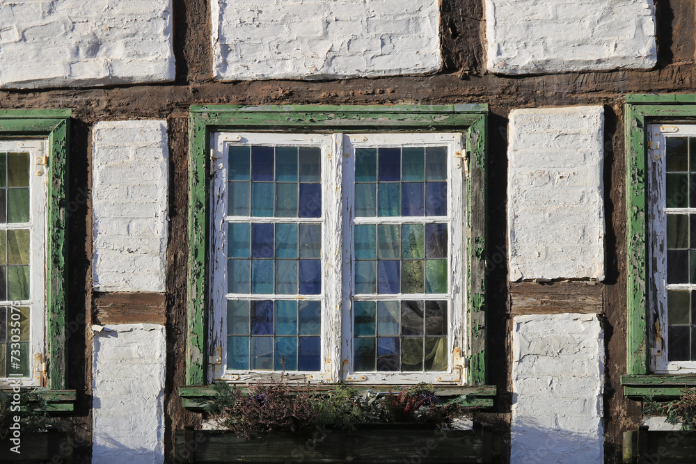Fensterfront in einem alten Fachwerkhaus