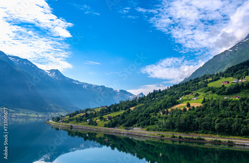 der Faleidfjord bei Olden in Norwegen, eine traumhafte Berglandschaft
