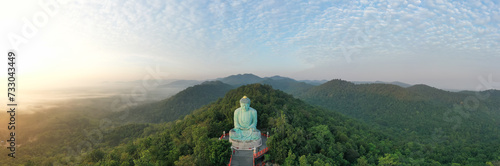 Foto Aerial view of The Great Buddha at Doi Phra Chan is a towering bronze Buddha sta