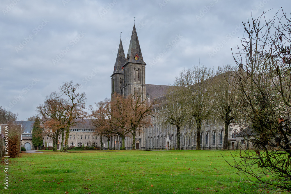 Abbaye de Maredsous ( IA bruit et accentuation )