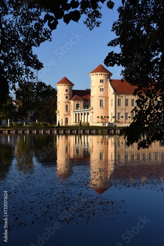 Schloss Rheinsberg spiegelt sich im Grienericksee