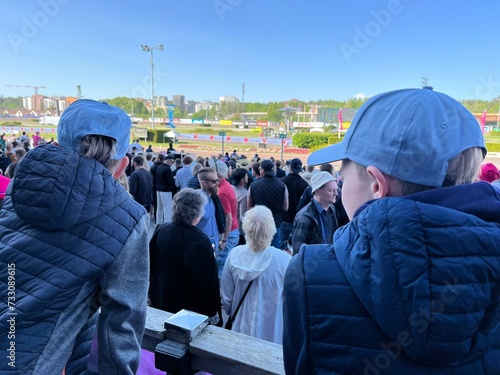 Foto trot horse racing spectators