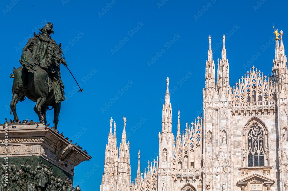 Particolare della facciata del Duomo di Milano con statua in primo piano