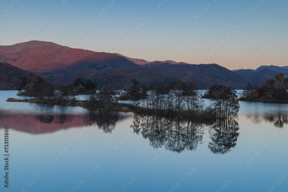 日本　福島県耶麻郡北塩原村、裏磐梯高原の秋元湖の水鏡に映る夕景