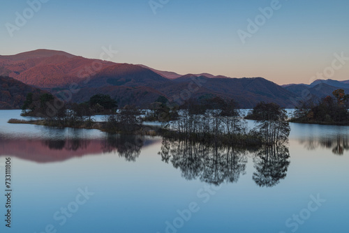 日本　福島県耶麻郡北塩原村、裏磐梯高原の秋元湖の水鏡に映る夕景