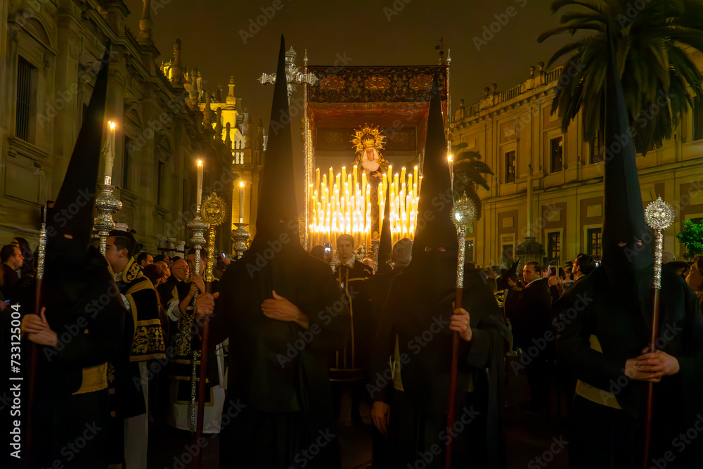 Fototapeta premium Nazarenos junto al palio de la Virgen de la Presentación de la hermandad del calvario de Sevilla
