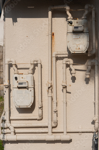 白い壁に配置される2つのガスメーター