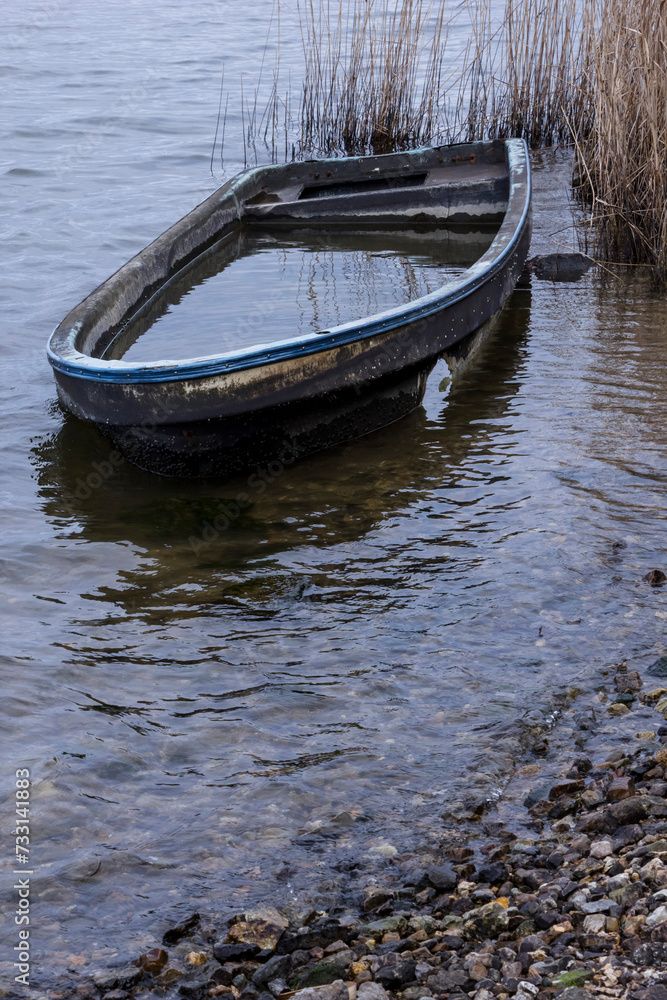 壊れた船のある湖畔の風景