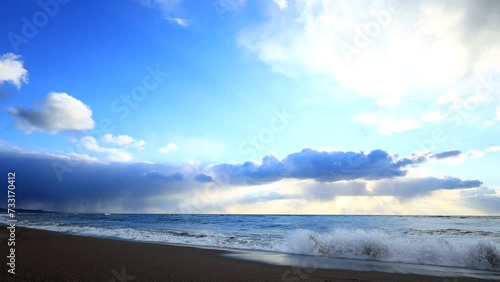 砂浜に打ち寄せる海の波　青空
