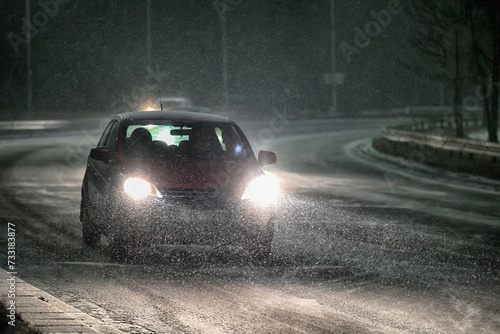 Samochodowy ruch w czasie opadów śniegu. Zima mroźna