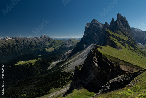 Vista del Seceda in una splendida giornata estiva senza nuvole, Dolomiti