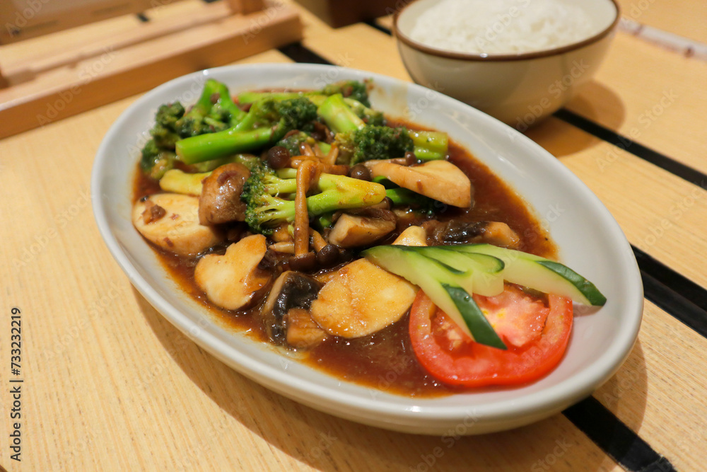 Beef Saute With Broccoli and Three Mushrooms. Cook beef with the addition of broccoli and three types of mushrooms and sauté until cooked. sweet and savory taste Beef Saute With Broccoli and Three Mushrooms. Cook beef with the addition of broccoli and three types of mushrooms and sauté until cooked. sweet and savory taste