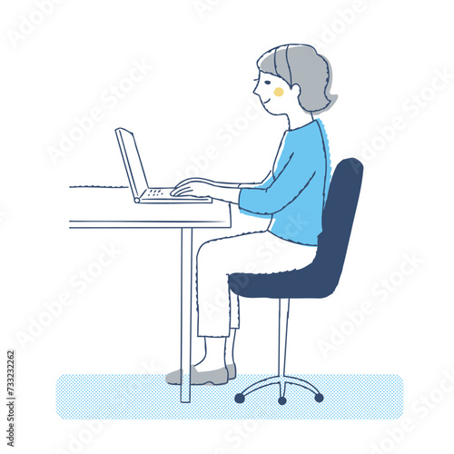 デスクワークをしている若い女性