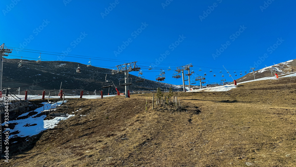 Station de ski sans neige - Vue télésiège