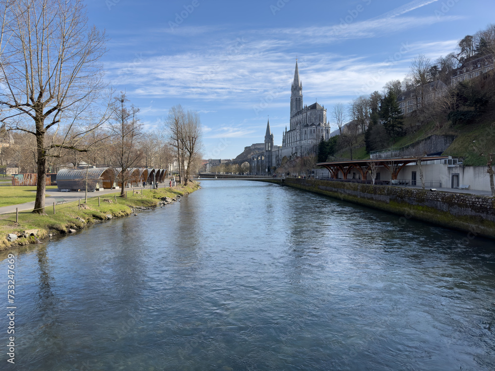 Lourdes - Notre dame de lourdes - Vue arrière depuis la source