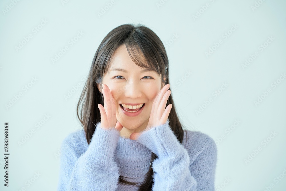 応援している若い女性 応援している若い女性