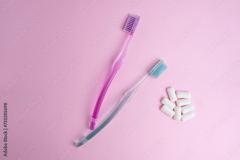 Toothbrush and chewing gum lie on a colored background. Time to brush your teeth. Top view, flat lay. Dental health concept
Toothbrush and chewing gum lie on a colored background. Time to brush your teeth. Top view, flat lay. Dental health concept