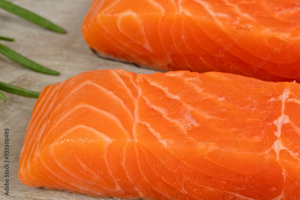 morceaux de saumon cru, en gros plan morceaux de saumon cru, en gros plan