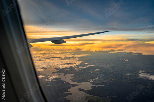 Nuvens laranja e céu azul profundo no final da tarde a partir da janela do avião na região entre Campinas e Foz do Iguaçu no Brasil. Por volta das 19h.