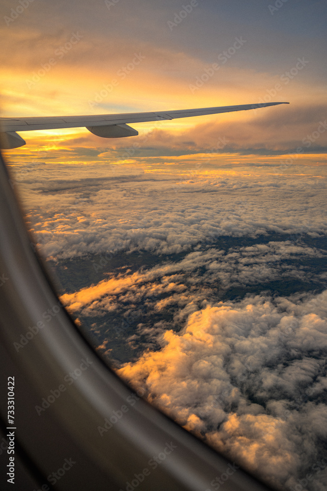 Nuvens laranja e céu azul profundo no final da tarde a partir da janela do avião na região entre Campinas e Foz do Iguaçu no Brasil. Por volta das 19h.