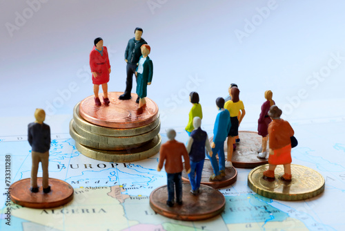 A map and model figures representing immigration to Europe