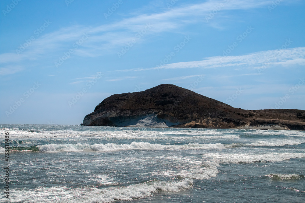 Colina conocida como Cerro de Los Genoveses, en San José, Almería, España. Vista del paisaje costero a orillas del mar Mediterráneo en la playa de Los Genoveses. Colina conocida como Cerro de Los Genoveses, en San José, Almería, España. Vista del paisaje costero a orillas del mar Mediterráneo en la playa de Los Genoveses.