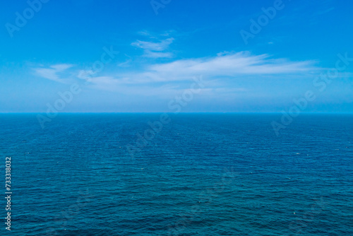 Mar Mediterráneo de un color azul profundo. Mar desde la costa, en la playa de Los Genoveses, Almería, Andalucía, España.