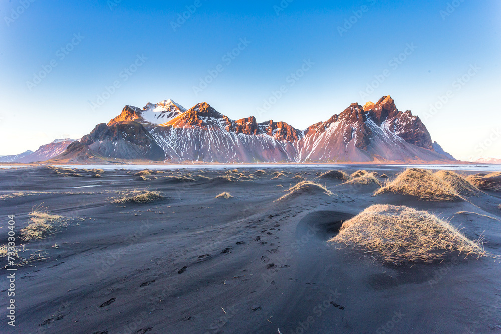 Φωτογραφία Mountains and volcanic lava sand dunes by the sea in Stokksness, Iceland