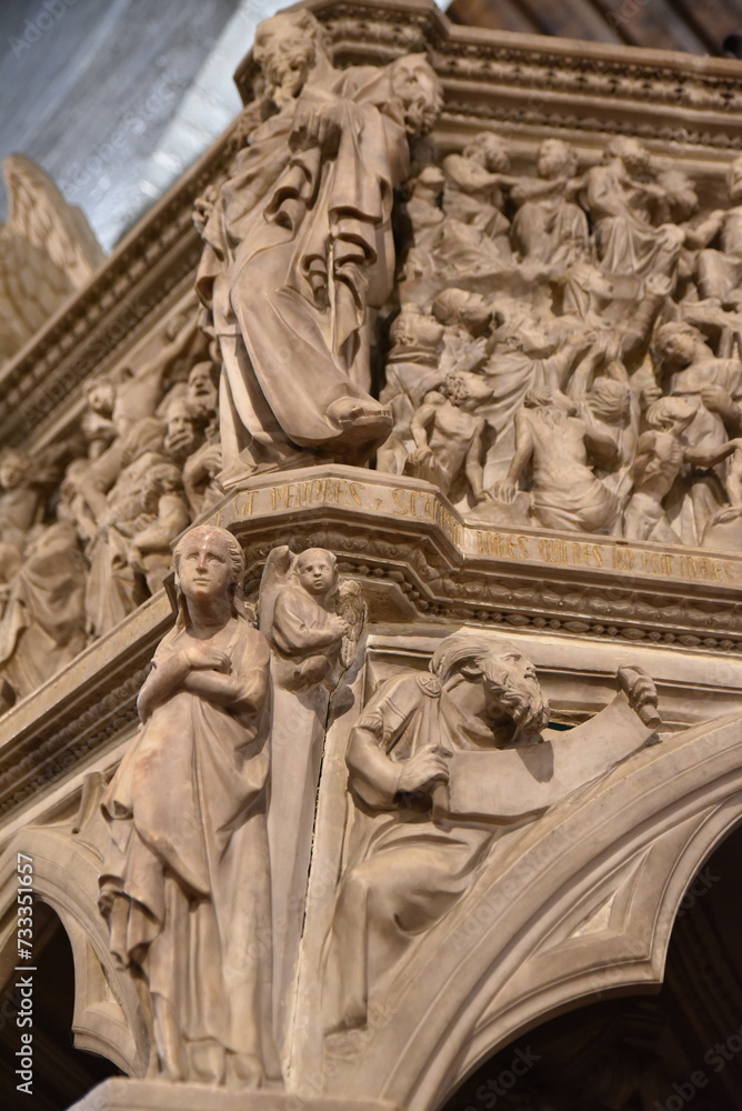 Bas-reliefs à l'église Sant-Andrea de Pistoia en Toscane. Italie