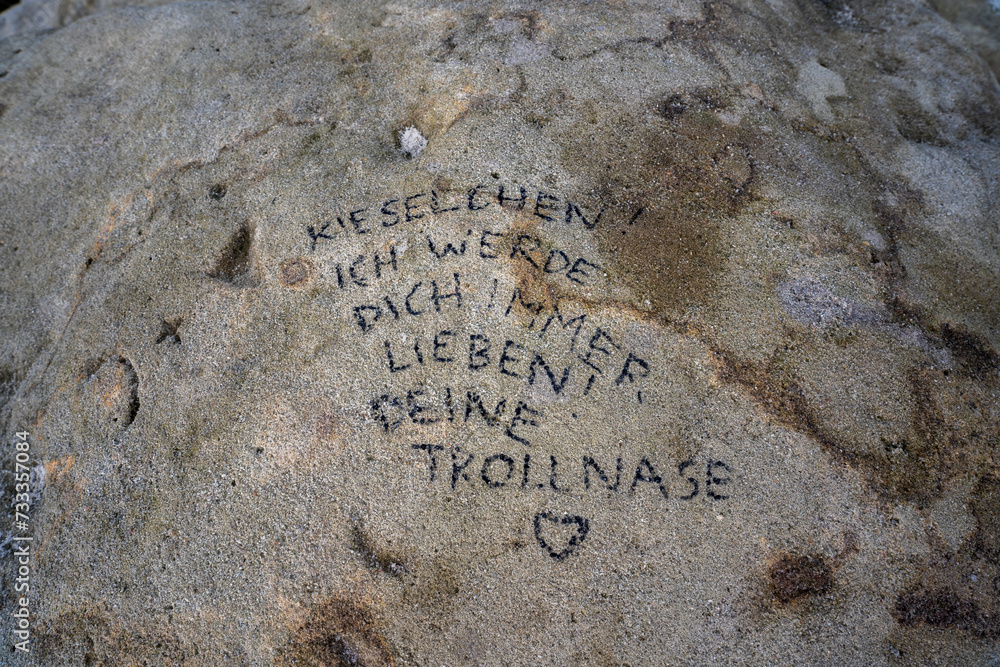 Fototapeta premium Moderne Inschriften im Sandsteinfelsen der Sächsischen Schweiz