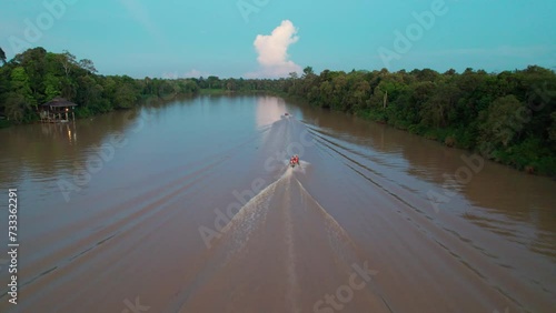 la rivière Kinabatangan, sur l'ile de Borneo en Malaisie. Sanctuaire écologique serpentant au milieu de la jungle primaire menacée par la production d'huile de palme. photo