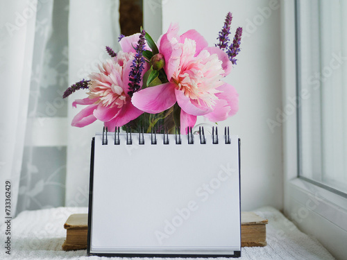 bouquet, flowers, womens, day, white, red, vase, sketchbook, notepad, notebook, copy, space, text, inscription, empty, blank, design, note, congratulation, paper, page, beautiful, lettering, invitatio photo