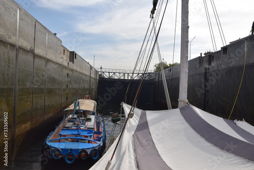 Unterwegs mit der Dahabeya in Ägypten, in der Nilschleuse photo