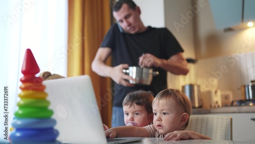 Fotografie father cooking in the kitchen remote work