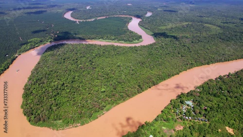 la rivière Kinabatangan, sur l'ile de Borneo en Malaisie. Sanctuaire écologique serpentant au milieu de la jungle primaire menacée par la production d'huile de palme.