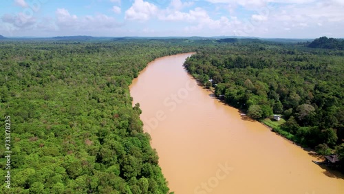 la rivière Kinabatangan, sur l'ile de Borneo en Malaisie. Sanctuaire écologique serpentant au milieu de la jungle primaire menacée par la production d'huile de palme. photo