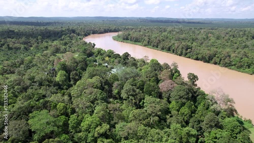 la rivière Kinabatangan, sur l'ile de Borneo en Malaisie. Sanctuaire écologique serpentant au milieu de la jungle primaire menacée par la production d'huile de palme.