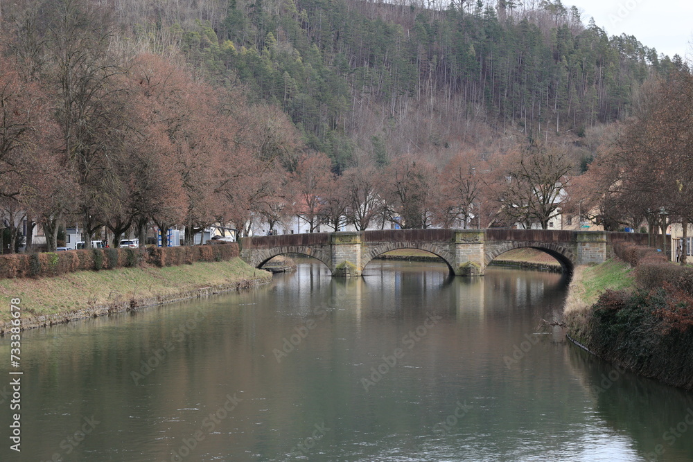Historische Brücke über den Fluss Neckar in der Altstadt von Sulz am Neckar im Schwarzwald	