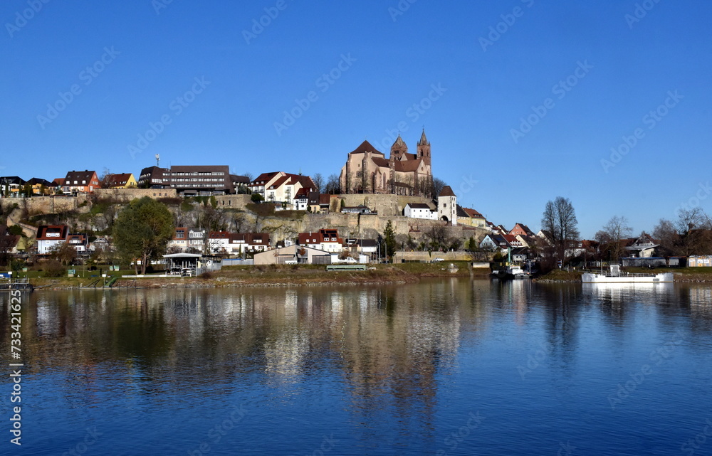 Breisach am Rhein unter blauem Himmel