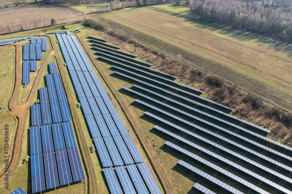 Ein kleinerer Solarpark in der kalten Jahreszeit
