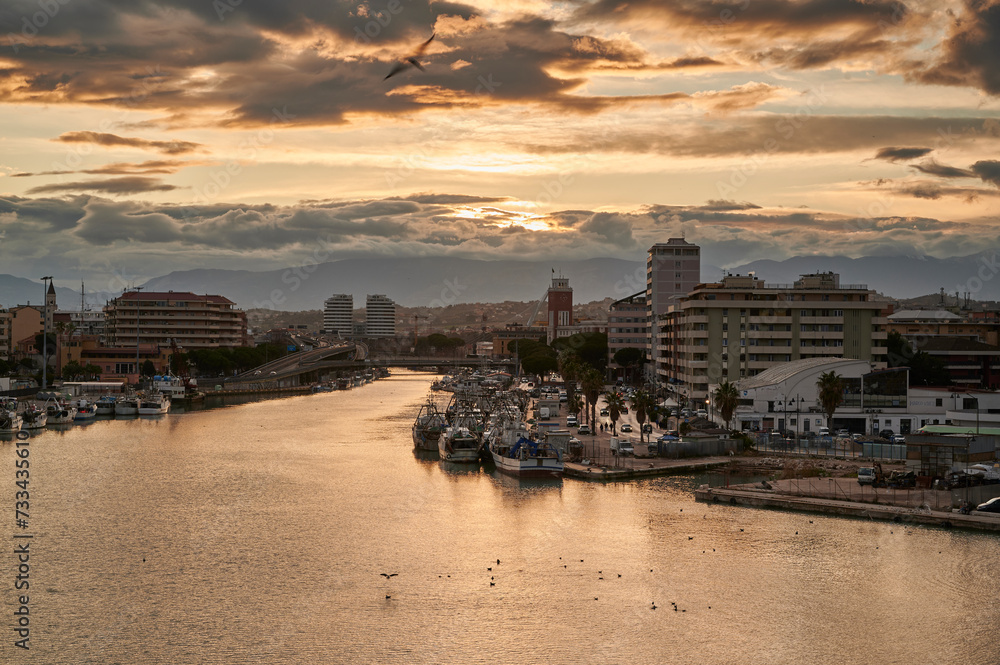 Fototapeta premium Tramonto dal Ponte del Mare sul porto canale di Pescara - Abruzzo