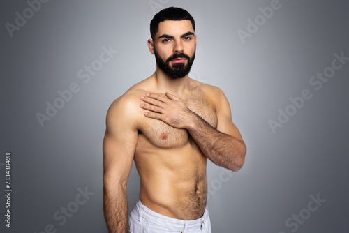 Quadro su tela Sexy topless middle eastern young man posing shirtless on grey