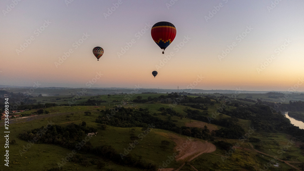 Naklejka premium balloons in the city of Piracicaba with a beautiful sunrise