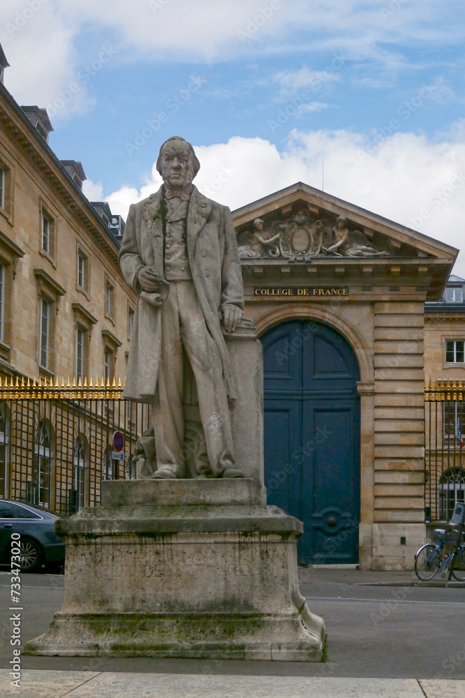 Obraz premium Statue of Claude Bernard in front of the Collège de France in Paris