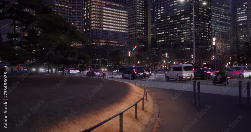 たくさんの車が通りすぎる都会の道路。 たくさんの車が通りすぎる都会の道路。