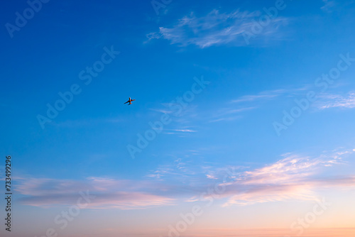 夕焼け空を飛ぶ飛行機