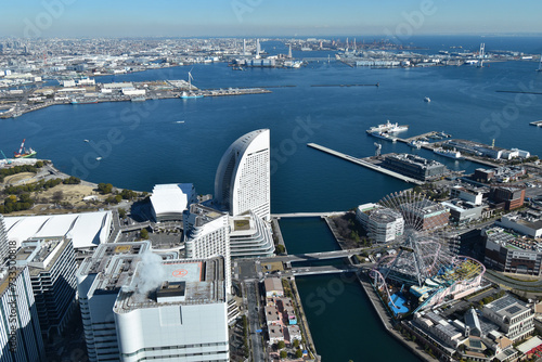 横花ランドマークタワーのスカイガーデンから眺める横浜港